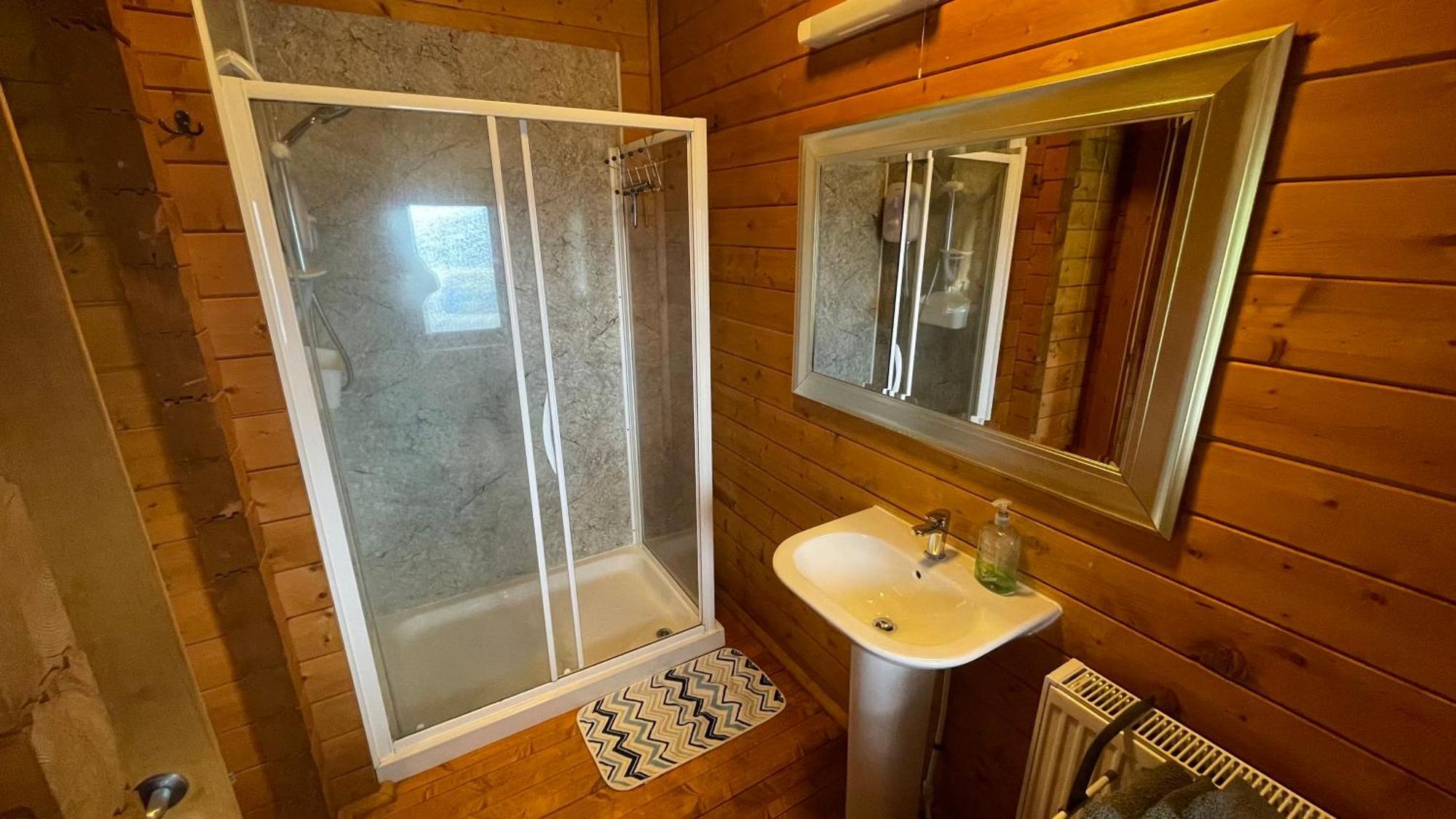 Blossom Cabin - Little Log Cabin In Wales ニュータウン エクステリア 写真