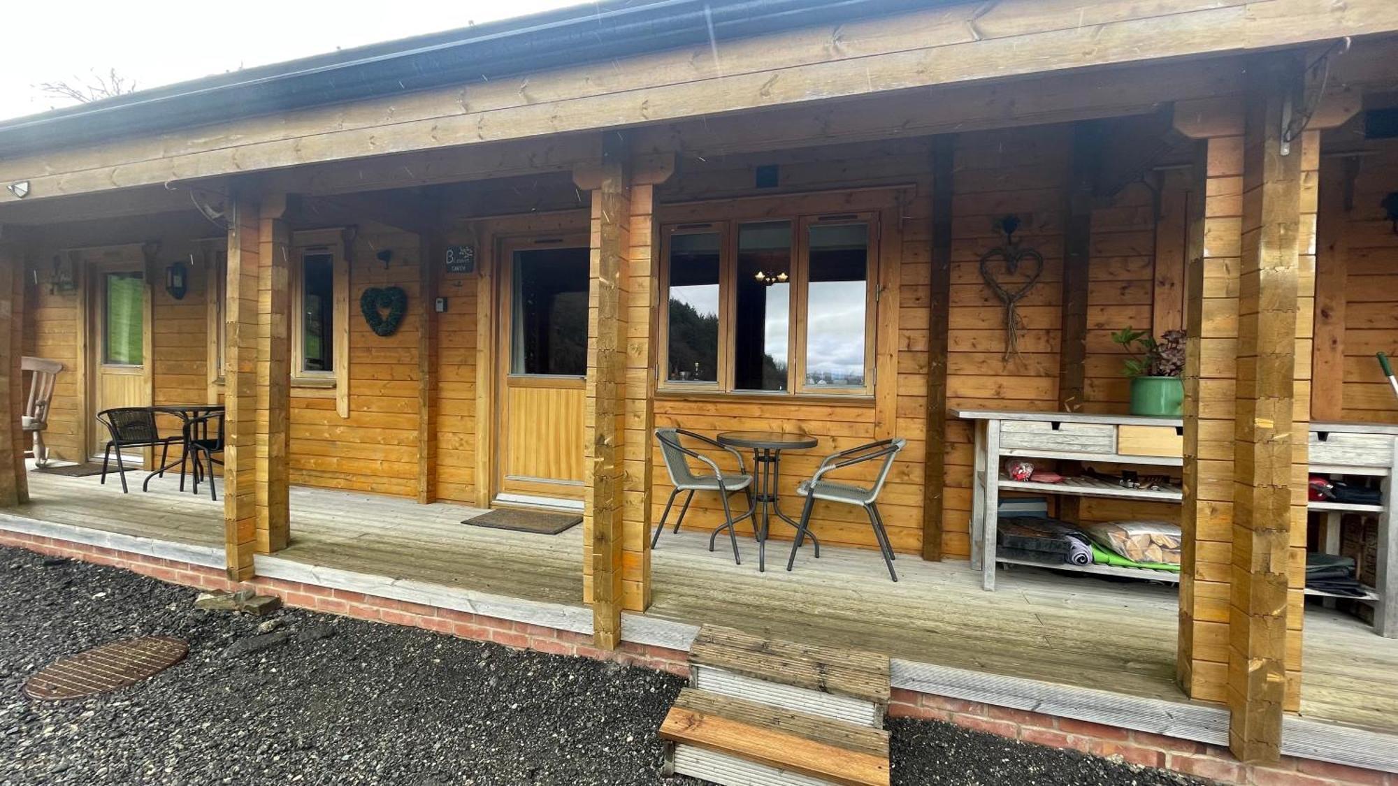 Blossom Cabin - Little Log Cabin In Wales ニュータウン エクステリア 写真