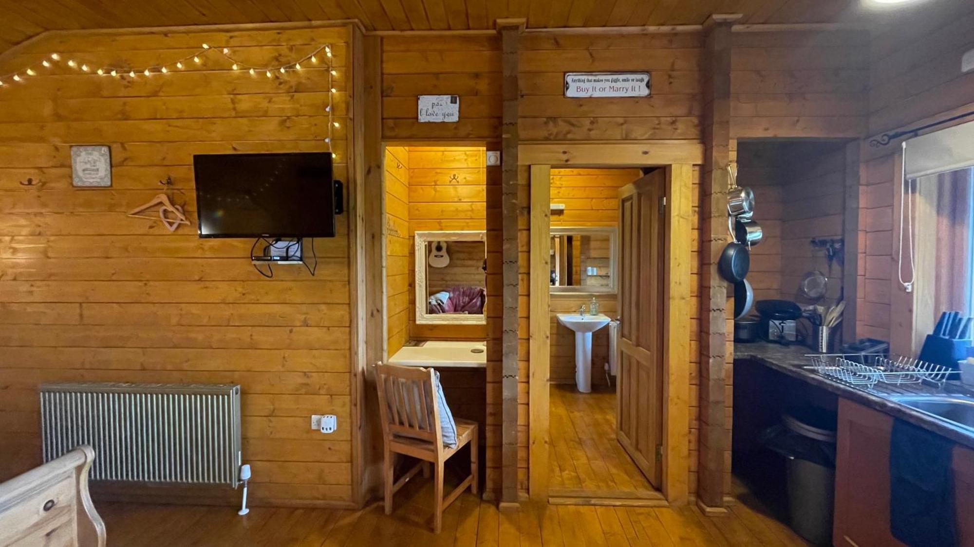 Blossom Cabin - Little Log Cabin In Wales ニュータウン エクステリア 写真