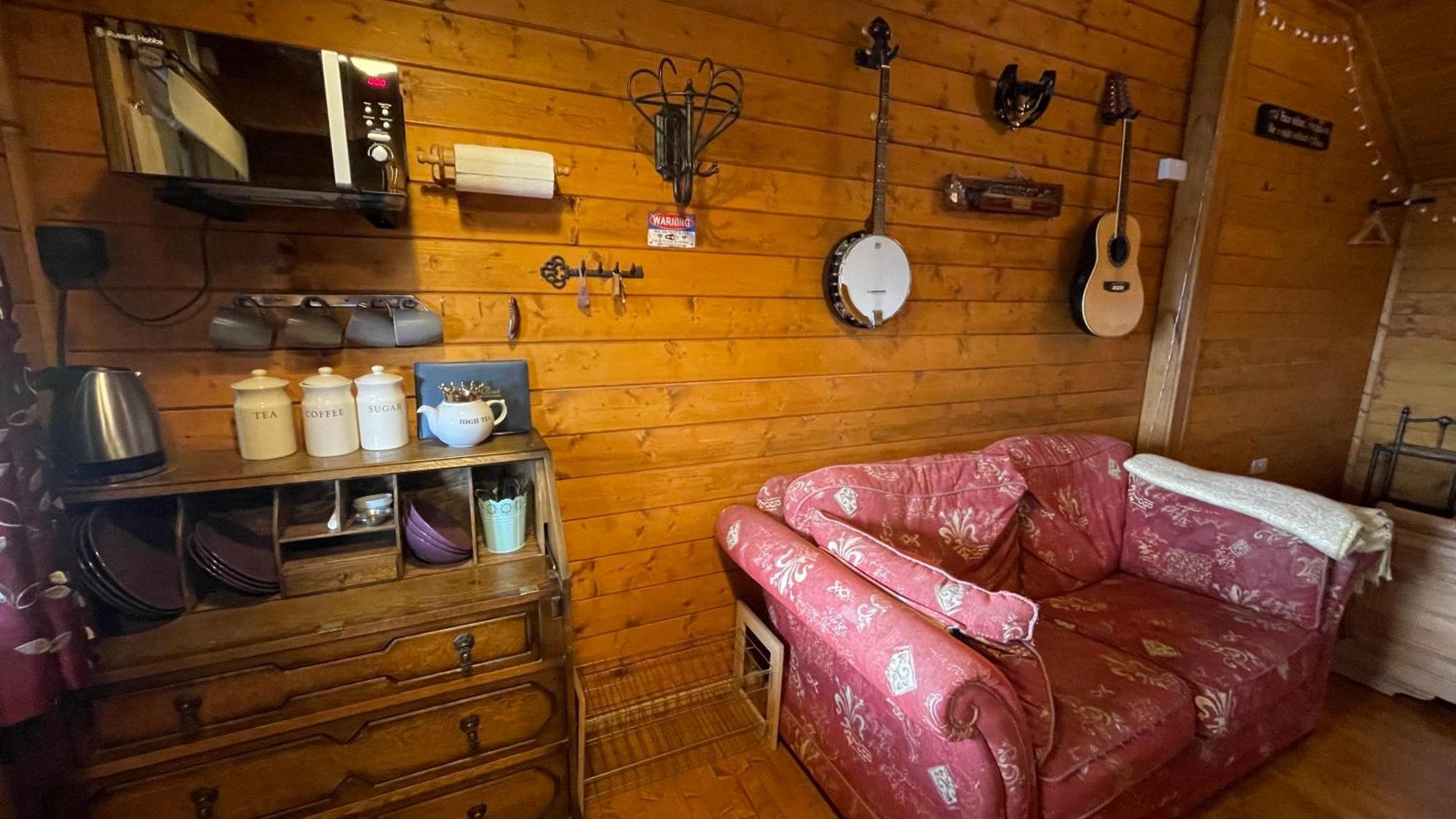 Blossom Cabin - Little Log Cabin In Wales ニュータウン エクステリア 写真